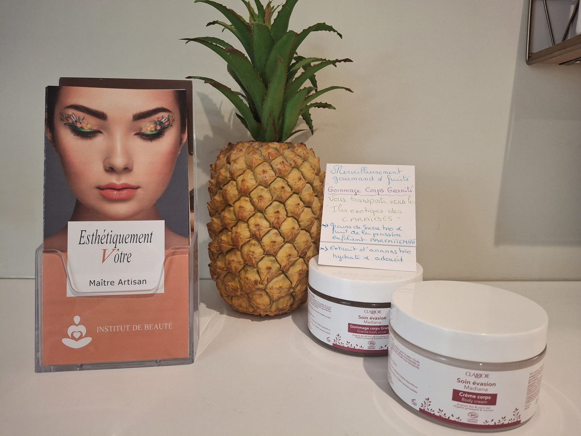 Plan de travail de l'institut présentant la gamme de produits bio Clairjoie utilisée pendant les soins