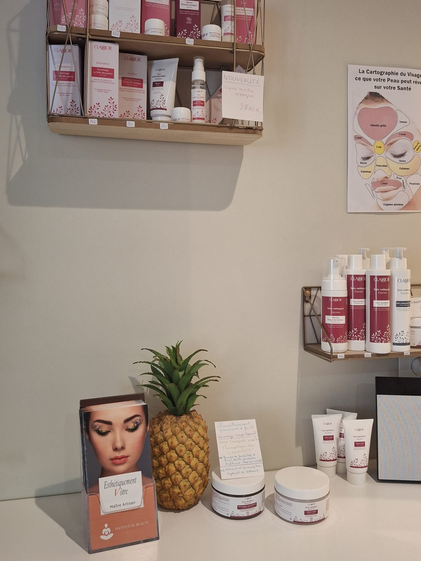 Étagères de la gamme de soins du visage Clairjoie, cosmétique bio certifiée Ecocert, à l'institut Esthétiquement Vôtre