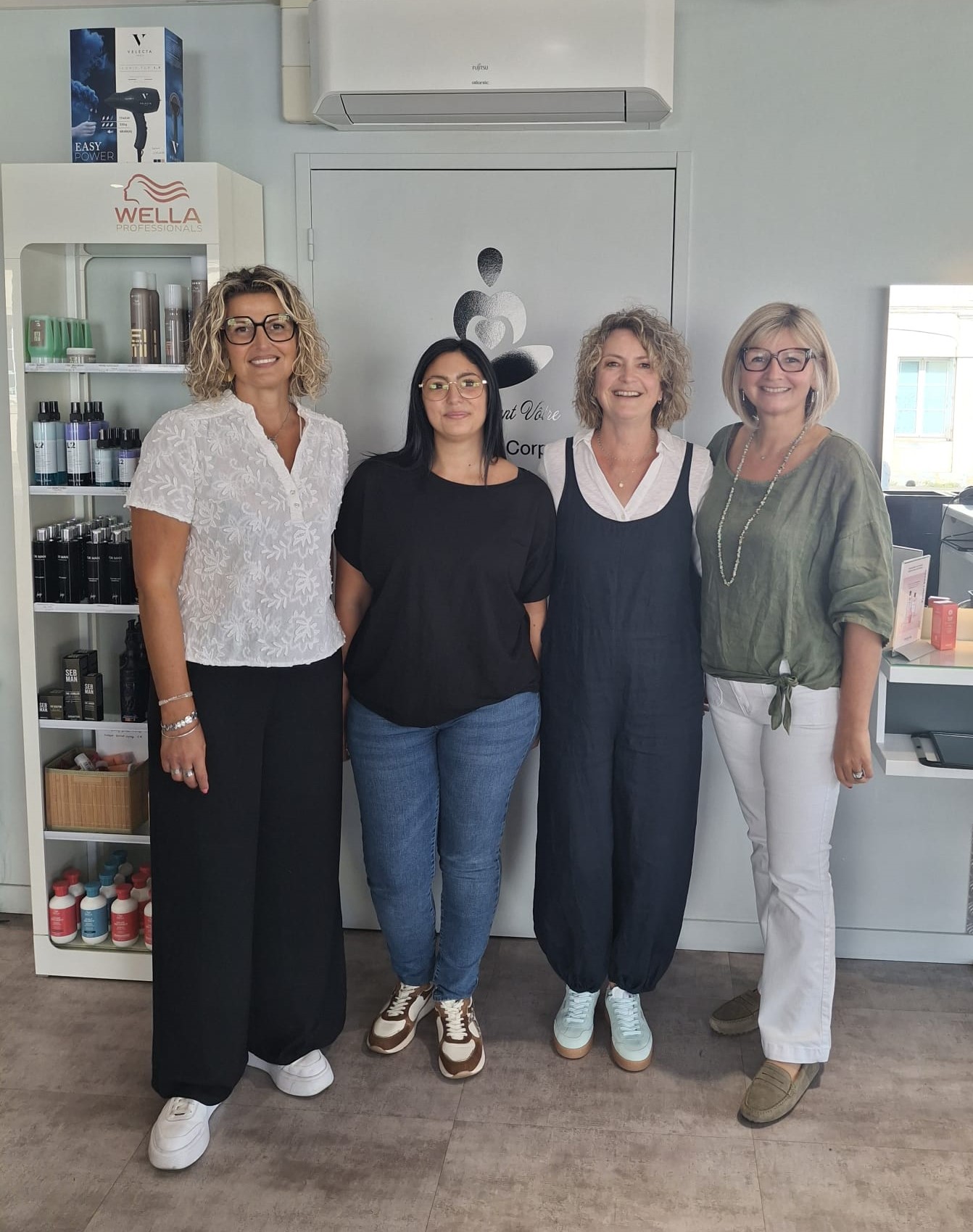 L'équipe du salon Aurel'Hair et, à droite, Sandrine Garcia, esthéticienne Esthétiquement Vôtre, à Monnaie